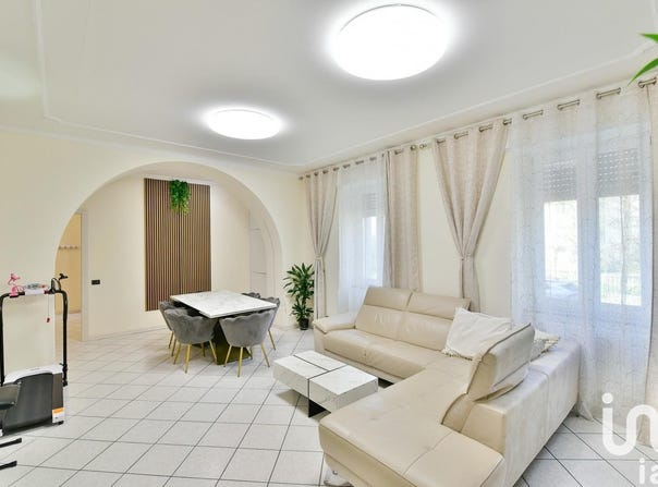 Casnate con Bernate, Lombardy 22070