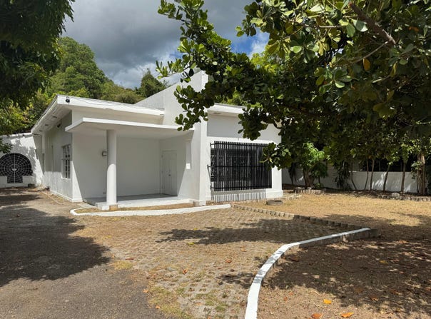 4 AVESBURY AVE, Kingston 6, St. Andrew
