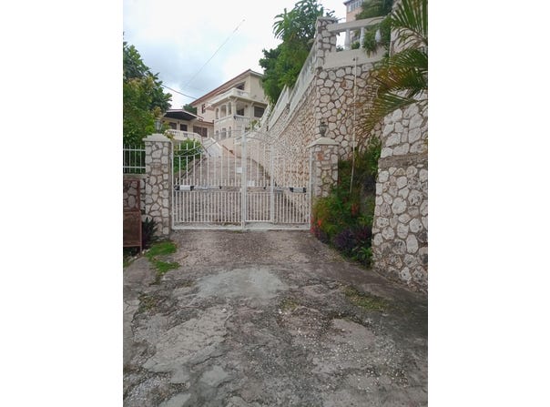 TIARA CLOSE, QUEEN HILL, Kingston 19, St. Andrew