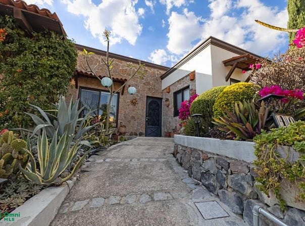 Lib. Chapala-Ajijic, Calle Paseo Tikal 40, Ajijic Centro, Chapala, Jalisco, Ajijic, Jalisco 45920