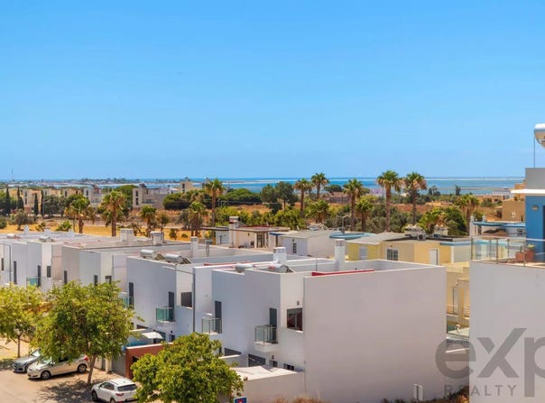 Quelfes, Algarve 8700