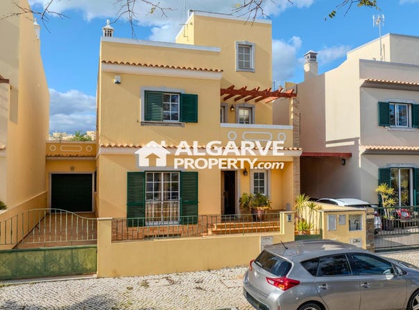 Quelfes, Algarve 8700