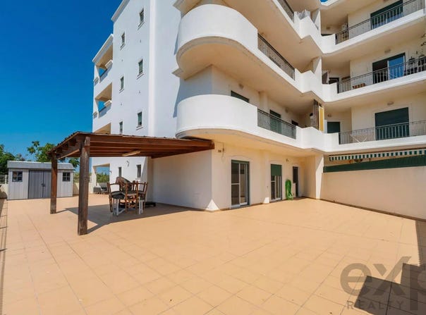 Quelfes, Algarve 8700