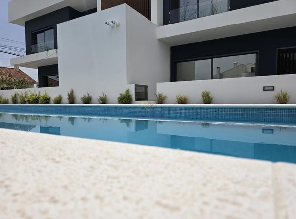 Loures, Lisbon 2670