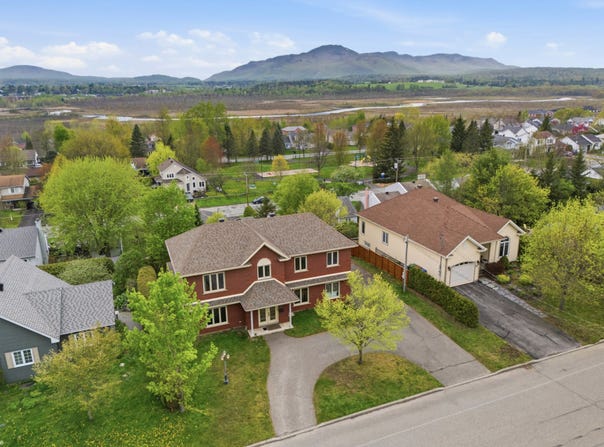 703 Rue Bouhier, Magog, Quebec J1X7K8