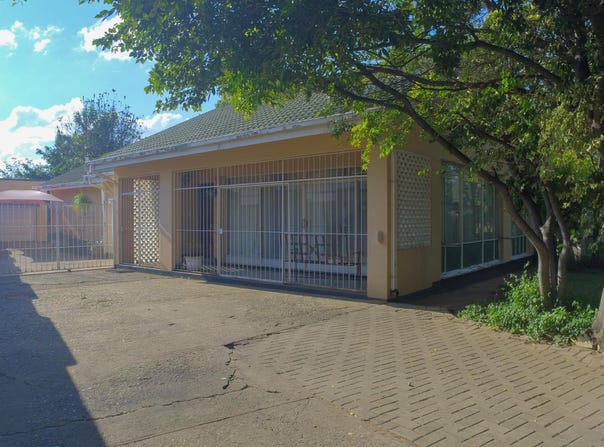 Bo-dorp, North West 300
