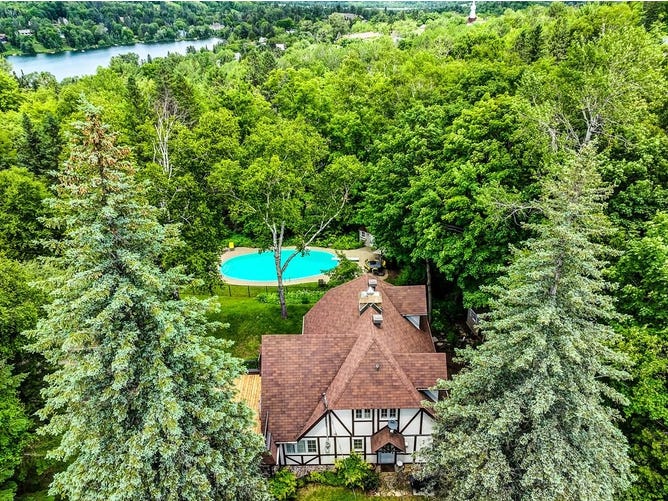 301 Ch. du SommetBleu, SainteAdèle, Québec J8B1T1 House for Sale