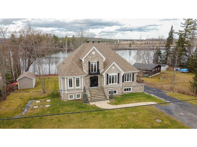 215 Rue de la Rivière, SainteCatherinedeHatley, QC J0B1W0, CA