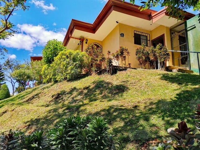 Countryside and Mountain House For Sale in Santo Domingo, Santo Domingo, Heredia Province House