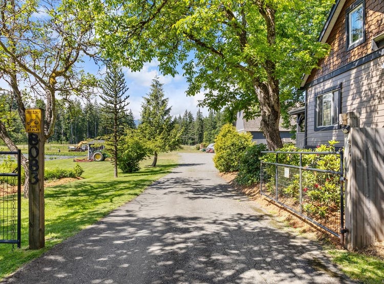 8083 Island Hwy N, Black Creek, Ontario V9J 1G7 House for Sale