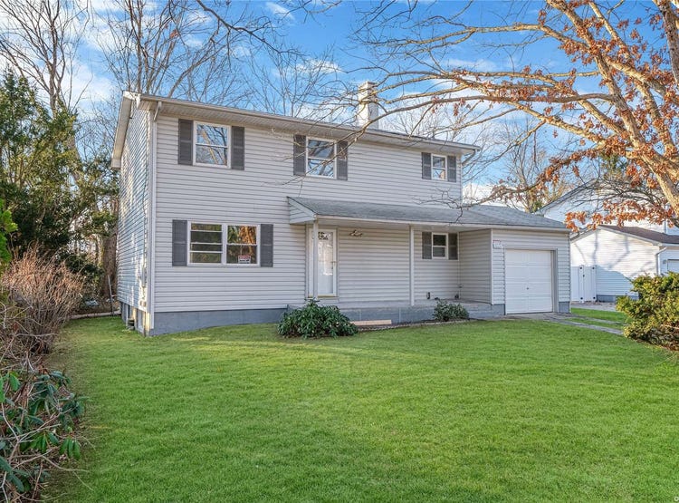 62 Lorraine, Holbrook, NY 11741 House for Sale