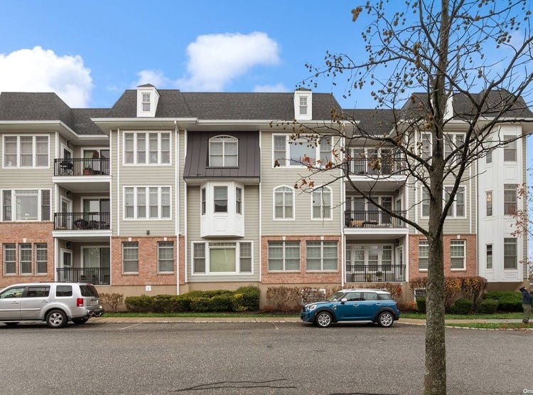 131 Roosevelt Way, Apt 1305, Westbury, NY 11590 Apartment for Sale