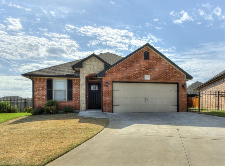 320 Golden Leaf Court, Moore, OK 73160 House for Sale