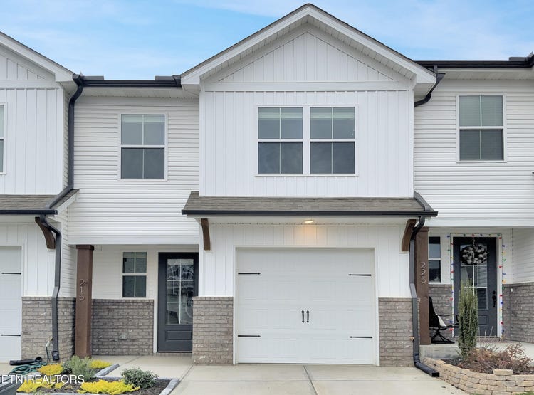 215 Harper Village Way, Lenoir City, TN 37771 Townhouse for Sale
