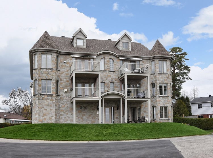 300 Rue du Pomerol, SainteMarthesurleLac, QC J0N1P0, CA, SainteMarthesurleLac, Québec