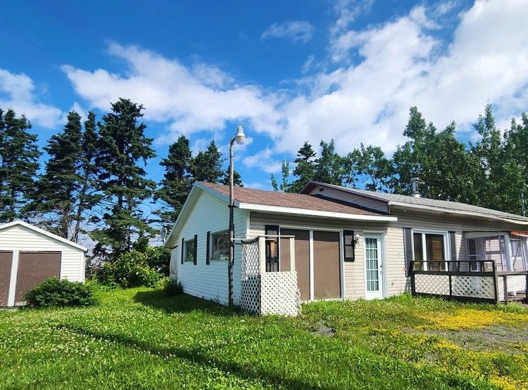 131 Route 132 E., GrossesRoches, QC G0J1K0, CA, GrossesRoches, Québec