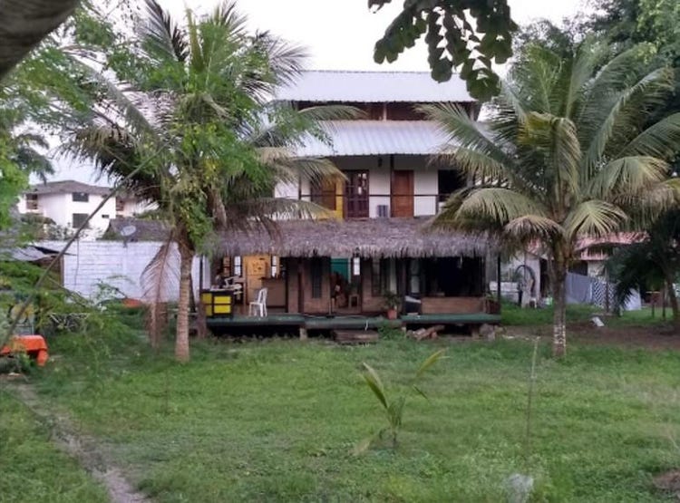 Los Artistas Montañita House Walking Distance to the Best Surf Life