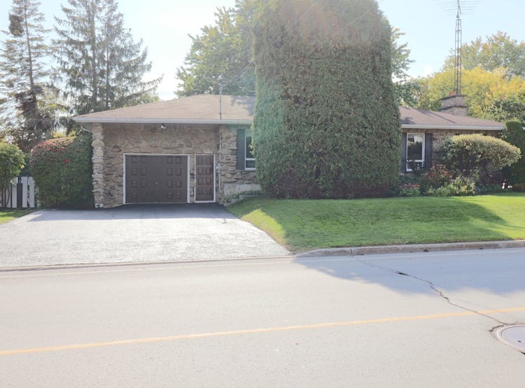 228 5e Avenue, SainteAnnedesPlaines, QC J5N0J9, CA, SainteAnnedes