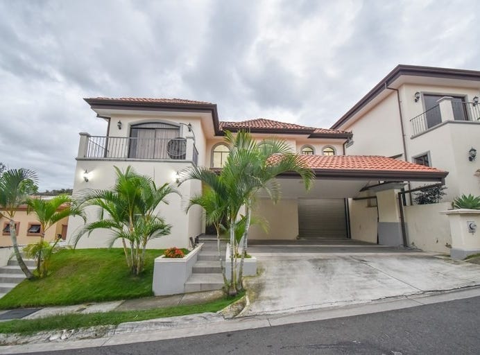 Casa de 4 Habitaciones en Guachipelín de Escazð Condominium For Rent