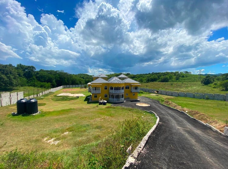 CONTENT ADELPHI, Adelphi, St. James Parish House for Sale