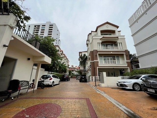 /international/th/little-bao-sukhumvit-55-khlong-tan-nuea-vadhana-bangkok-10110-thailand-vadhana-bangkok-340105125614/