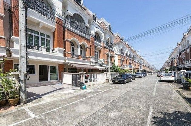 /international/th/22-ramkhamhaeng-123-hua-mak-bang-kapi-bangkok-10240-thailand-bang-kapi-bangkok-340106521466/