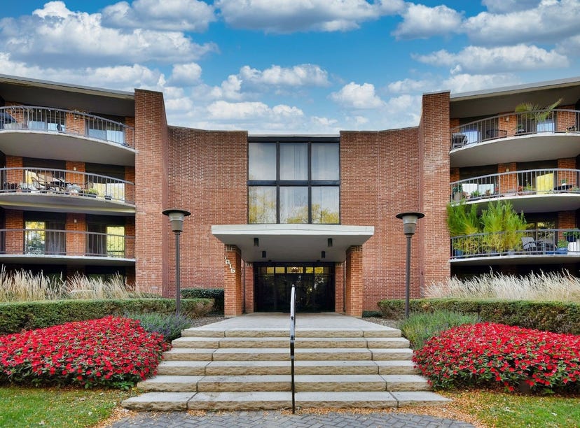 1615 E Central Road, Apt 121C, Arlington Heights, IL 60005 House for