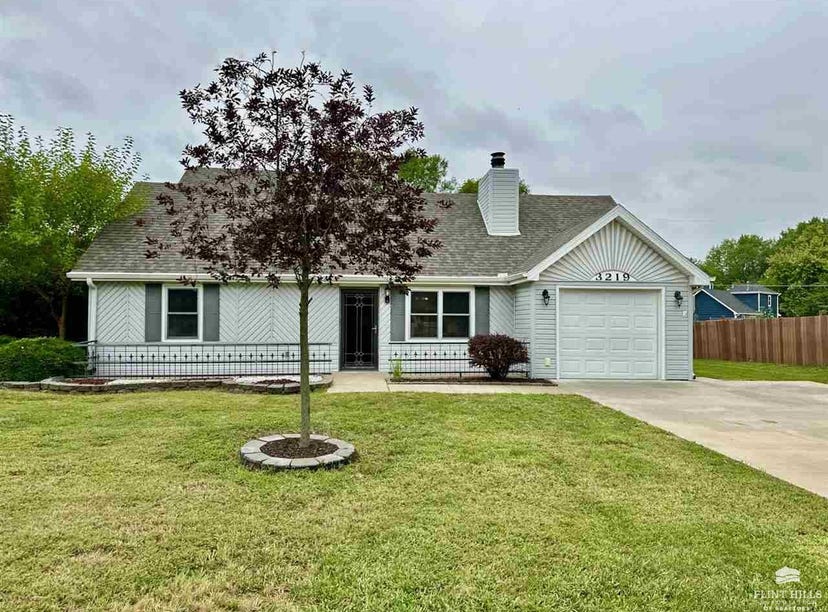 3219 Valleywood Dr, Manhattan, KS 66502 House for Sale