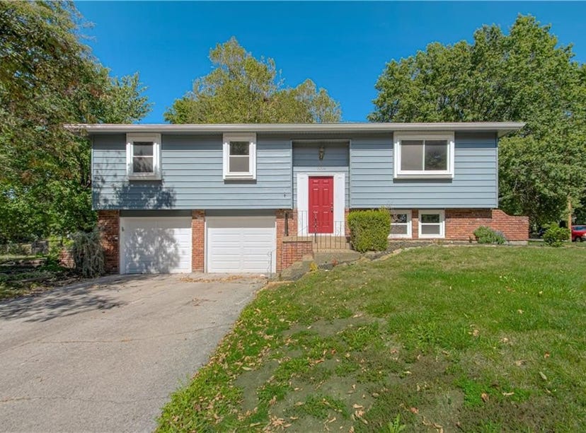 1004 W Forest Drive, Olathe, KS 66061 House for Sale