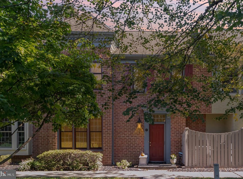 17 KENSINGTON SQUARE, MECHANICSBURG, PA 17050 Townhouse for Sale
