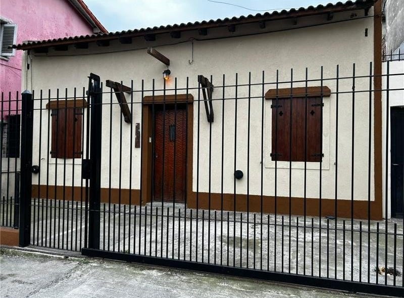 Antartida Argentina 55, Turdera Gran Bs. As. Sur, Buenos Aires House