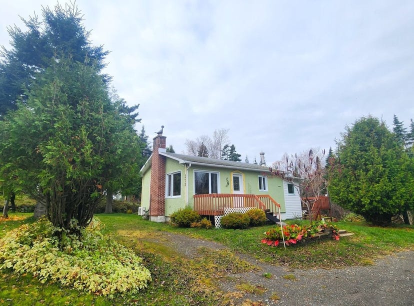 273 Route 132 E., GrossesRoches, QC G0J1K0, CA, GrossesRoches, Québec House for Sale