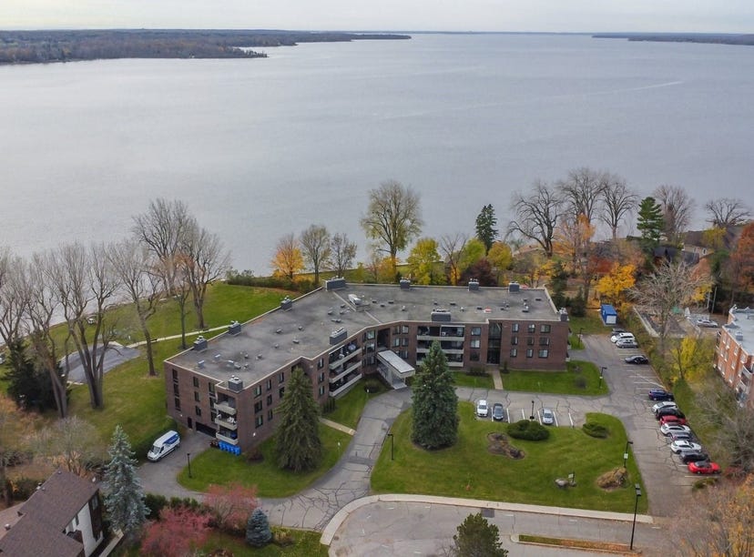 10 Rue de la TerrasseGoyer, DeuxMontagnes, QC J7R4W1, CA, Deux