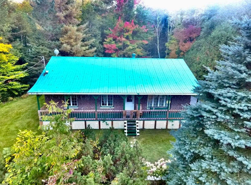 2095 Ch. des Hauteurs, SaintHippolyte, QC J8A2M5, CA, SaintHippolyte