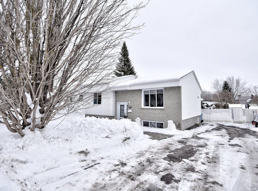 94 Rue SteAdèle, SaintCharlesBorromée, QC J6E1Y7, CA, SaintCharles