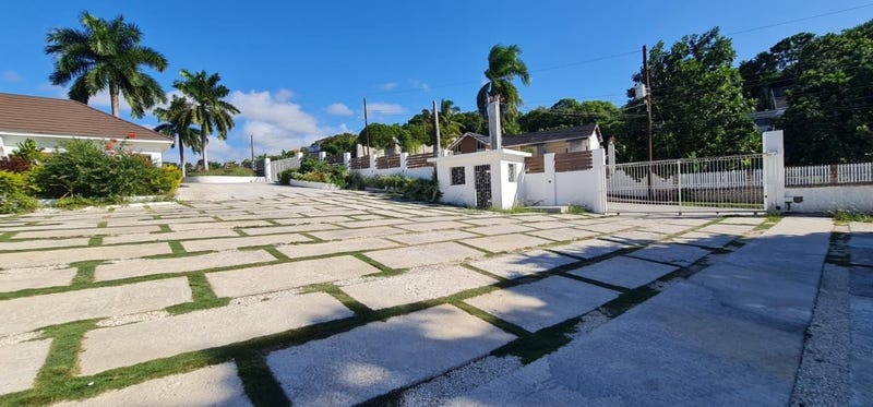 Charles Avenue, Ironshore