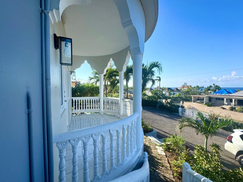 Lincoln Pl, Coral Garden