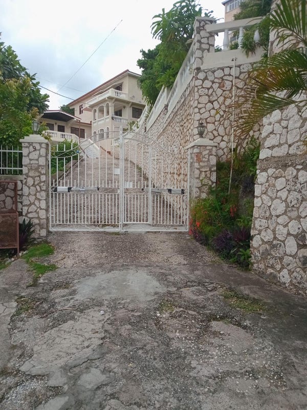Tiara Close, Queen Hill