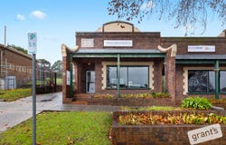 1 & 2, 5 Gloucester Avenue, Berwick, Vic 3806