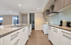 114 Yeungroon Boulevard, Clyde North, Vic 3978