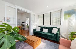893 Logan Road, Holland Park West, Qld 4121