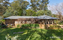 2 Llewellyn Road, Golden Point, Vic 3451