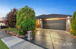 8 Sumner Crescent, Point Cook, Vic 3030