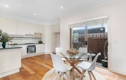 2/5a Chatfield Street, Kingsville, Vic 3012