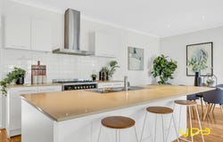 18 Fleuve Rise, Clyde North, Vic 3978