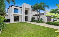 7 Sir Bruce Small Boulevard, Benowa Waters, Qld 4217