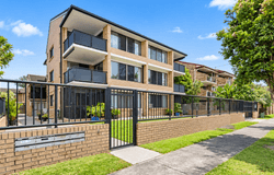 3/4 Broad Street, Labrador, Qld 4215