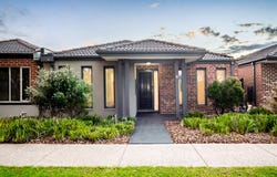 8 Nokota Lane, Clyde North, Vic 3978