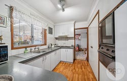 24 Grevillea Crescent, Lake Albert, NSW 2650