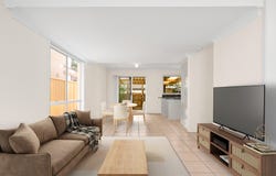 9/13-17 Brown Street, Labrador, Qld 4215